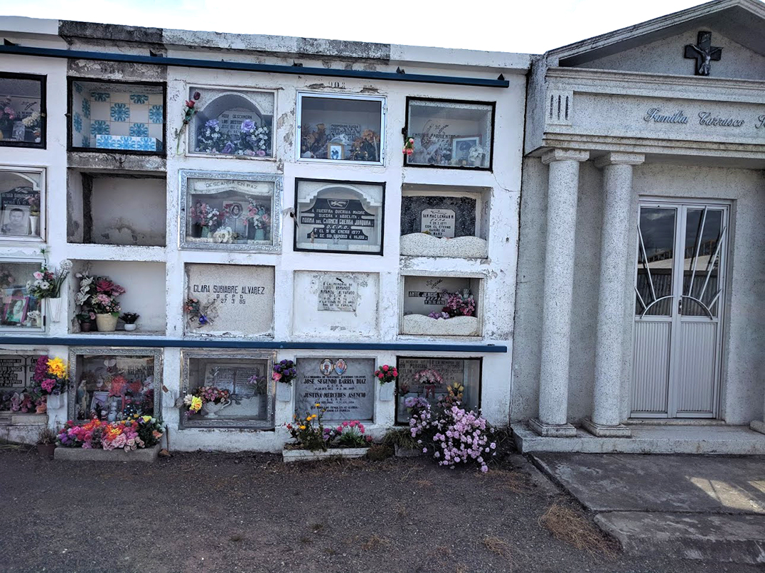 Photo of headstones/Ian MacKay MacLennan (died 1977, aged 69) stacked grave Punta Arenas Municipal cemetery